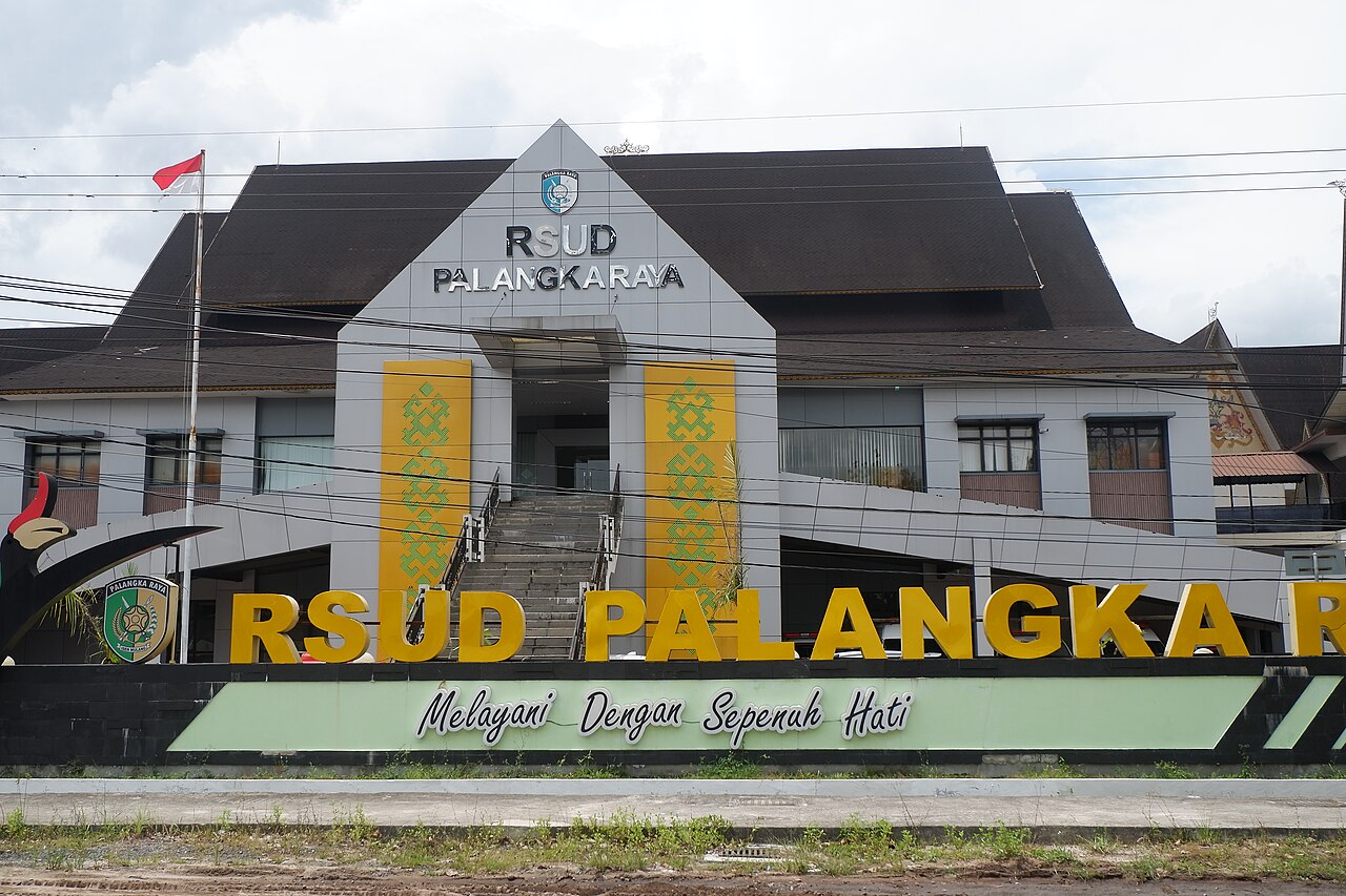 Gedung rumah sakit umum daerah dengan papan nama besar